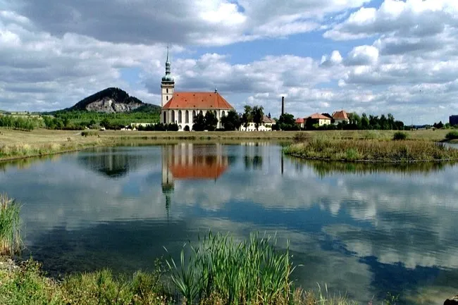 Jak se cizím slovem nazývá obnova krajiny postižené těžbou?