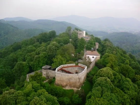 Jak se nazývá zřícenina hradu, která leží severněji než Nové Město na Moravě, jižněji než Třinec, západněji než Frýdek-Místek a východněji než Hlučín?