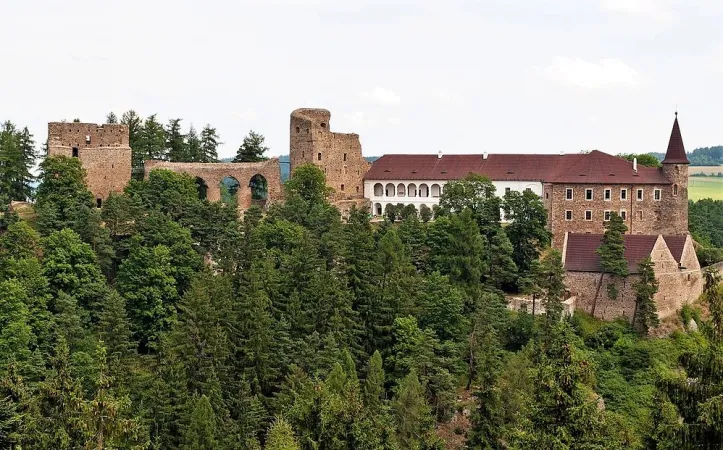 Z údolí pod hradem Velhartice jde turista po modré značce na západ. Po devíti kilometrech dorazí k silnici 1. třídy, po níž se vydá na jih. Ujde 5,6 km a vydá se doprava po zelené značce. Po dvou a půl kilometrech odbočí na modrou značku směrem ke státní hranici. Na horském hřebeni pokračuje po červené 3,8 km k jihu. Ve kterém roce byla postavena rozhledna, ke které turista dorazil? Letopočet zapište pouze číslem.